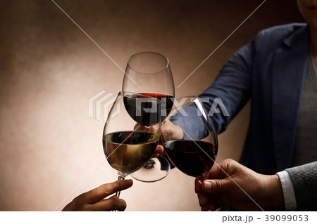 祝杯シーン　赤ワインで乾杯　露光- 39099053