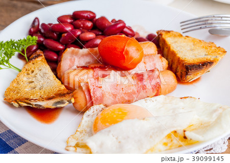 Full english breakfast. 39099145
