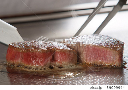 食べ物 外食 食事 高級 レストラン 食材 肉 ステーキ 牛肉 鉄板焼き 牛ステーキ 料理の写真素材
