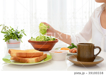 食事中の女性 料理 食卓イメージ 食事中の女性 料理 食卓イメージ 39100338