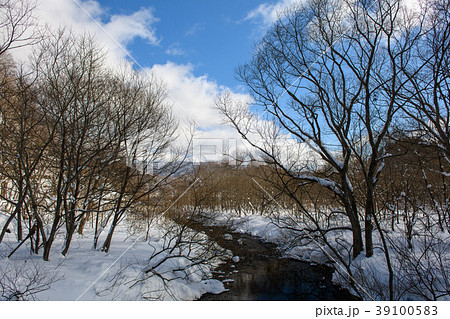 桧原湖に流れる川の雪景色・会津（福島県） 39100583