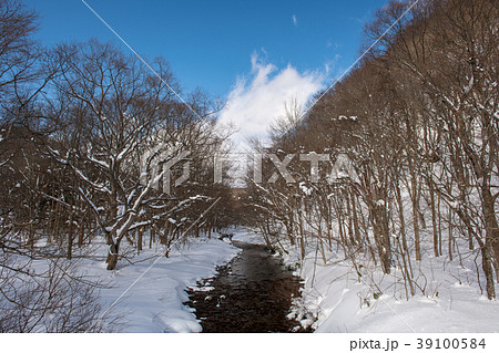 桧原湖に流れる川の雪景色・会津(福島県) 桧原湖に流れる川の雪景色・会津(福島県) 39100584