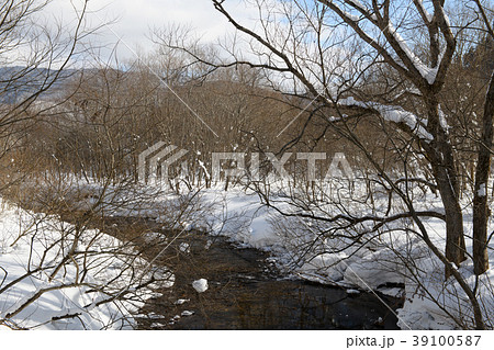 桧原湖に流れる川の雪景色・会津（福島県） 39100587