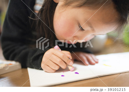 絵を描く女の子 絵を描く女の子 39101215