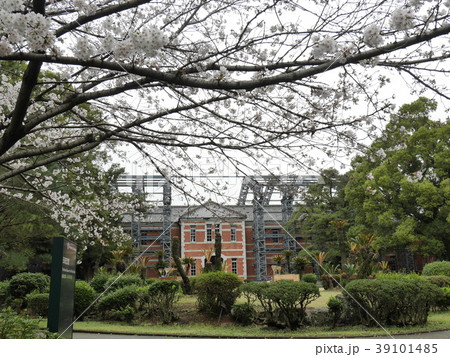 熊本地震の被害 修復中の五校記念館 熊本大学黒髪キャンパス の写真素材