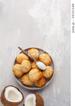 Healthy vegan homemade coconut cookies 39101588