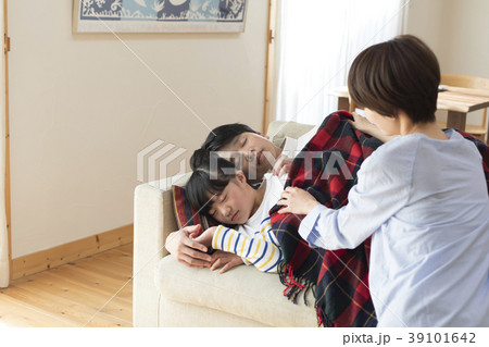 親子　うたた寝　仲良し 39101642