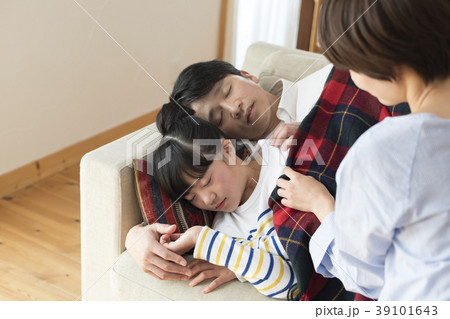 親子　うたた寝　 39101643