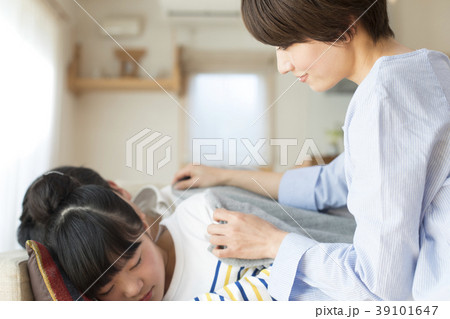 親子　うたた寝　 39101647