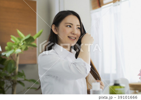 ビューティー　髪をとかしている　　若い女性 39101666
