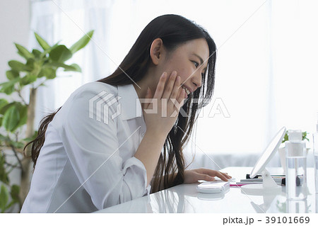ビューティー　お化粧をする　若い女性 39101669