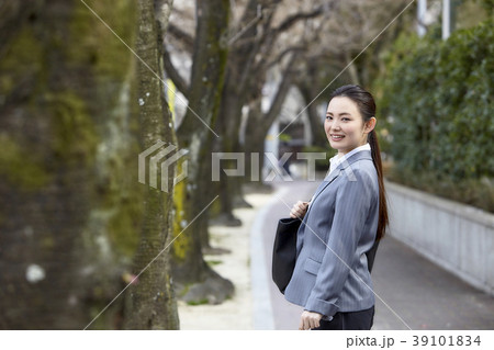 ビジネス　若い女性 39101834