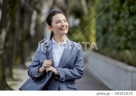 ビジネス　若い女性 39101835