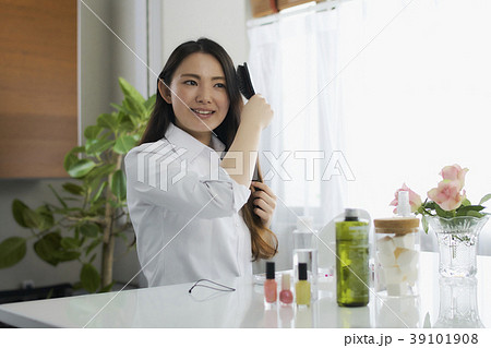ビューティー 髪をとかしている 若い女性 ビューティー 髪をとかしている 若い女性 39101908
