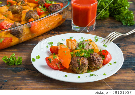 Meatballs baked with peppers and tomatoes 39101957