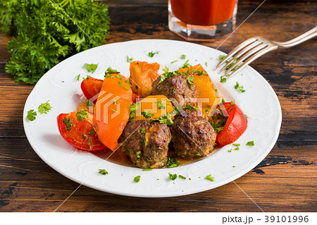 Meatballs baked with peppers and tomatoes 39101996