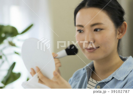 ビューティー　リビングでお化粧をする　若い女性 39102787