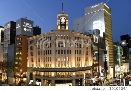日本の東京都市景観　　銀座の街並みを望む（夜景） 39105044
