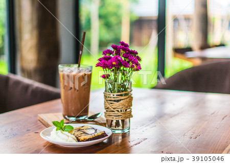 Cool chocolate with white chocolate brownie. 39105046