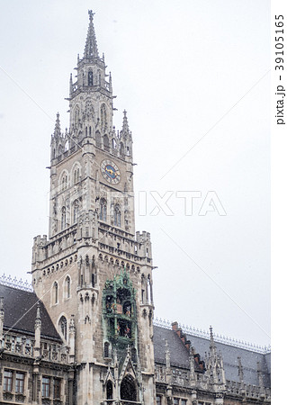Snowing at Rathaus-Glockenspiel in Marienplatz, Mu 39105165