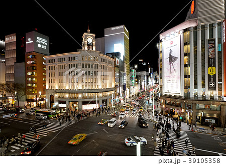 日本の東京都市景観 銀座の街並みや人混みなどを望む 夜景 の写真素材