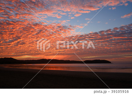 sunset sky   colorful clouds over ocean at beach 39105916