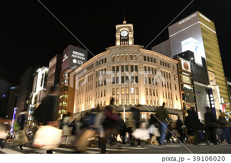 日本の東京都市景観 銀座の夜景と人混み 日本の東京都市景観 銀座の夜景と人混み 39106020