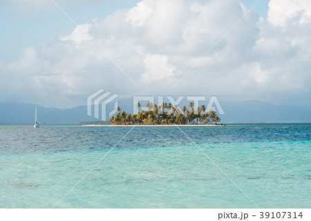 Small Island and sailing boat - San Blas Islands Small Island and sailing boat - San Blas Islands 39107314