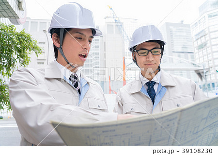 図面　工事現場　ビジネスマン 39108230