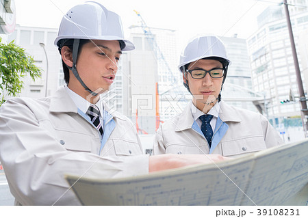 図面　工事現場　ビジネスマン 39108231