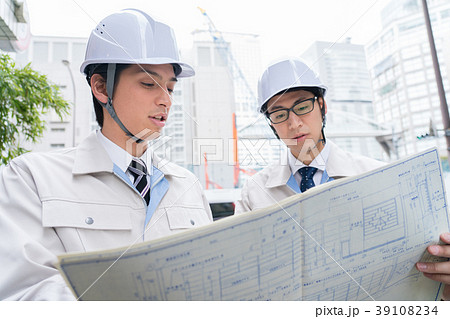 図面 工事現場 ビジネスマン 図面 工事現場 ビジネスマン 39108234