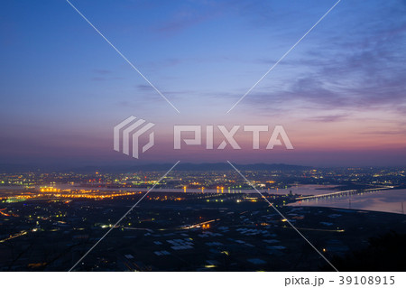 [愛知県]　蔵王山展望台から朝焼けの眺め　 39108915