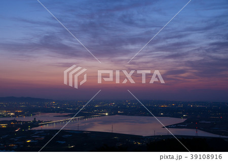 [愛知県]　蔵王山展望台から朝焼けの眺め　 39108916