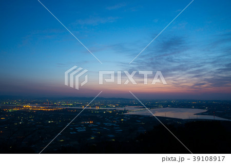 [愛知県]　蔵王山展望台から朝焼けの眺め　 39108917