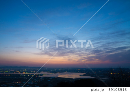 [愛知県]　蔵王山展望台から朝焼けの眺め　 39108918