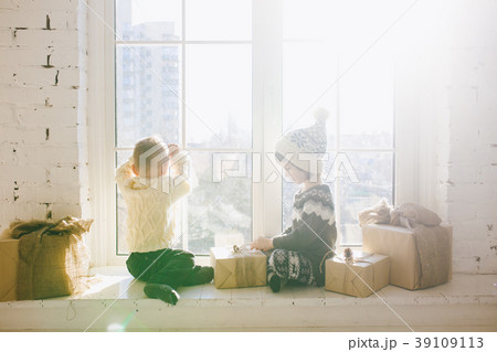 Children brother and sister of preschool age sit 39109113