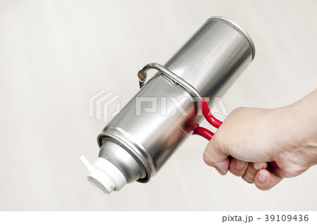 スプレー缶に穴を開ける スプレー缶に穴を開ける 39109436