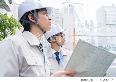 図面　工事現場　ビジネスマン 39109717