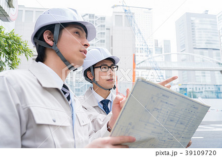 図面　工事現場　ビジネスマン 39109720