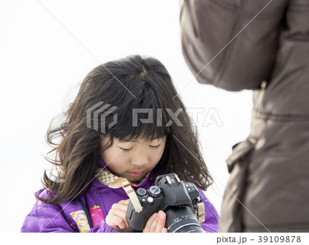 親にカメラの使い方を教えてもらう少女 39109878