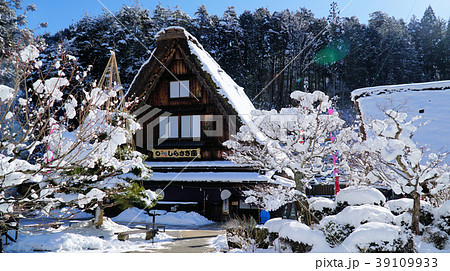 積雪の下呂温泉合掌村の写真素材