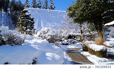 積雪の下呂温泉合掌村の写真素材