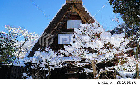 積雪の下呂温泉合掌村の写真素材