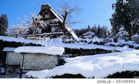 積雪の下呂温泉合掌村の写真素材