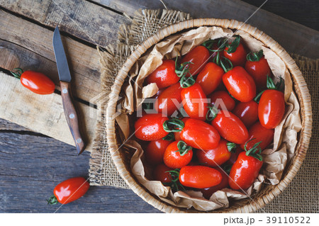 Plum tomatoes- Cherry tomatoes 39110522