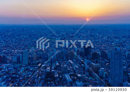 東京西新宿ビル街の夕景の写真素材