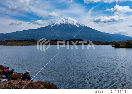 富士山と田貫湖で釣りを楽しむ人の写真素材