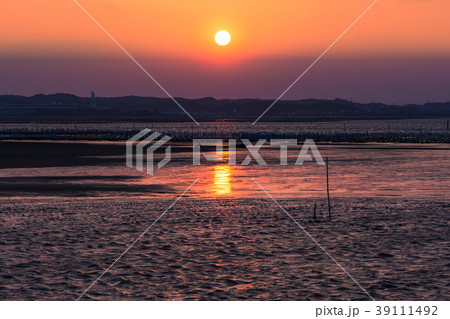 夕焼けに染まる浜名湖の干潟の写真素材