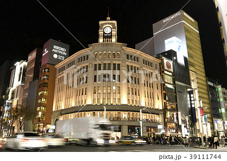 日本の東京都市景観 銀座の街並みと車の流れ(夜景) 日本の東京都市景観 銀座の街並みと車の流れ(夜景) 39111744