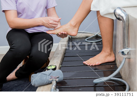 Spa and Thai massage, beautiful women relaxing 39111751